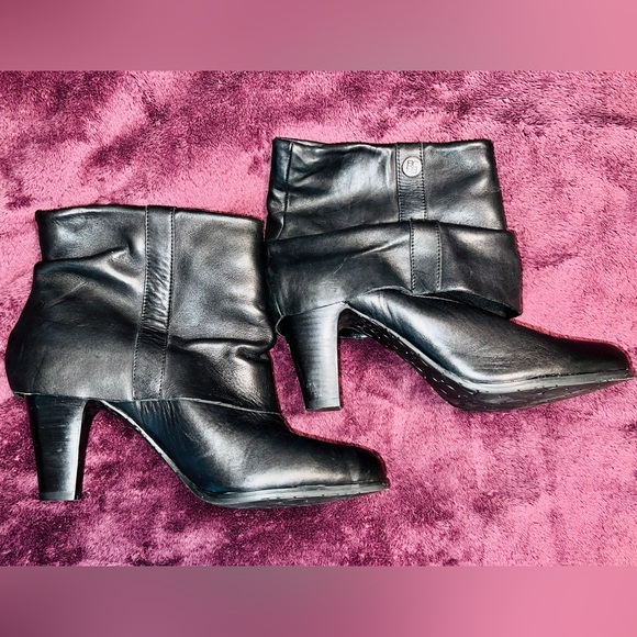 Women’s Size 10, BCBG, black leather, slouchy booties - Picture 3 of 8